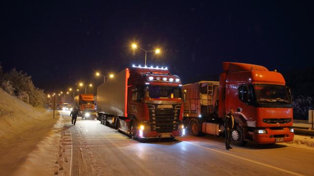 Samsun-Ankara yolundaki buzlanma ulaşımı aksatıyor