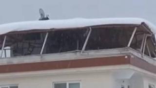 Binanın üst katındaki sundurma böyle çöktü