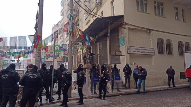 Diyarbakırda DBP binasına terör operasyonu: İl başkanı gözaltında