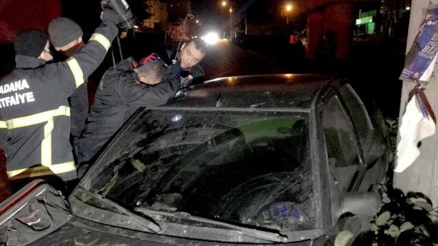 Adanada bir kişi kaza yaptığı otomobilde uyuya kaldı