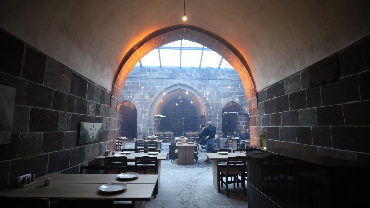 "Bitlis Deresi Islah Projesi" kapsamında iş yerlerinin yıkıldığını, bunun üzerine Şerefiye Vakfı`na ait atıl durumdaki yapıyı devraldıklarını belirten Baydur, şöyle konuştu: