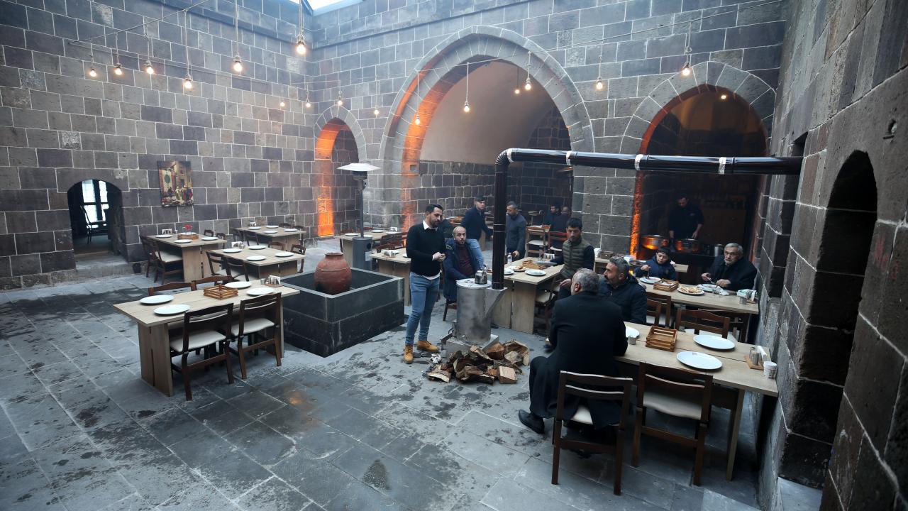 "Tarihi mekanda yöresel yemekleri tatmak çok keyifli"