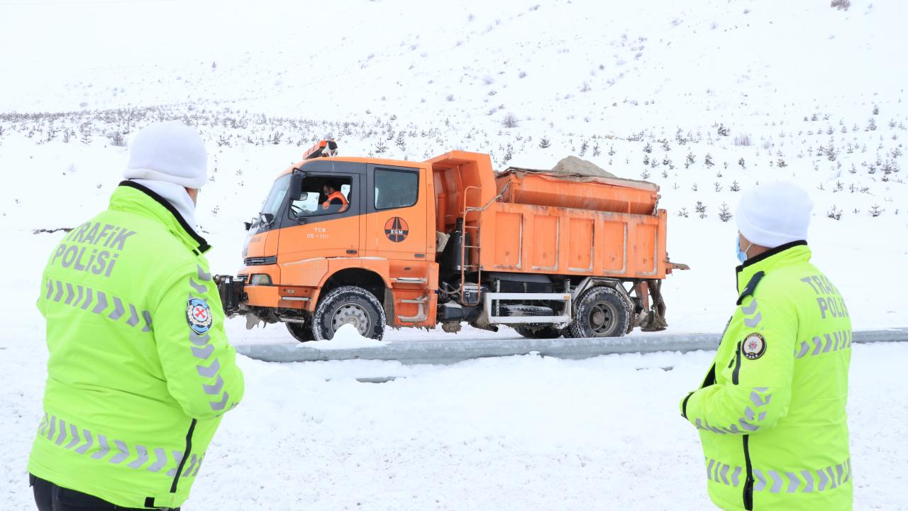 Çetin kış şartlarında zorlu koşullara rağmen ekiplerin canla başla çalıştığını ifade eden Turan, şöyle konuştu: