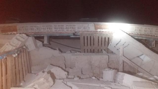Çatısı çöken ahırda 3 büyükbaş hayvan öldü