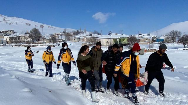 Aksarayda ekipler köyde mahsur kalan hasta için seferber oldu