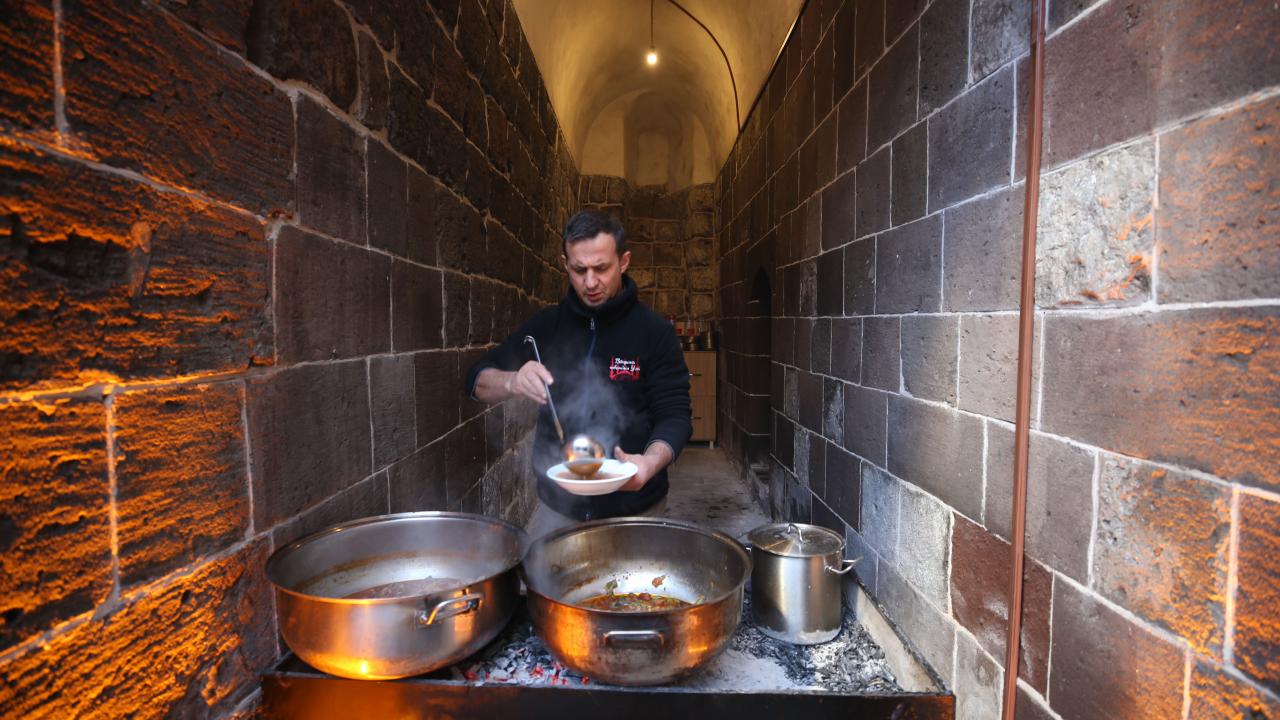 Şerefiye Hanı, yöresel lezzetleri tek çatı altında topluyor