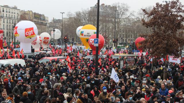 Macronun sözleri Fransada öğrencileri ayaklandırdı