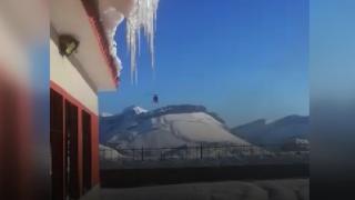 Ateş yakarak helikoptere konum gösterdiler