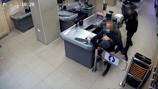 İzin günündeki polis soygunu önledi