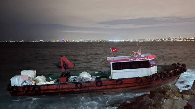 Karaya oturan balıkçı teknesindeki iki kişi kurtarıldı
