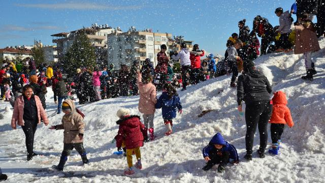 Çocuklar kamyonlarla taşınan 350 ton karla eğlendi