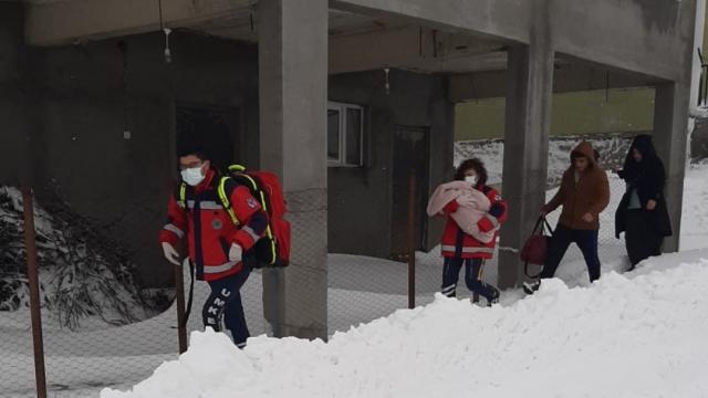 Yolu kardan kapanan mahallelerdeki bebek ve çocuğun yardımına UMKE ekipleri yetişti
