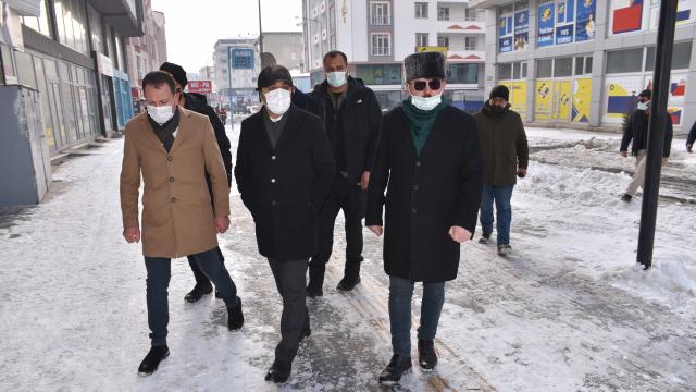 Kars şehir merkezindeki kar kamyonlarla şehir dışına taşınıyor