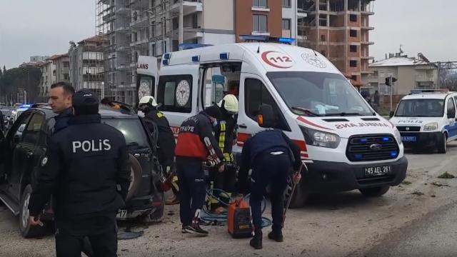Manisada kamyonetle otomobil çarpıştı: 4 yaralı