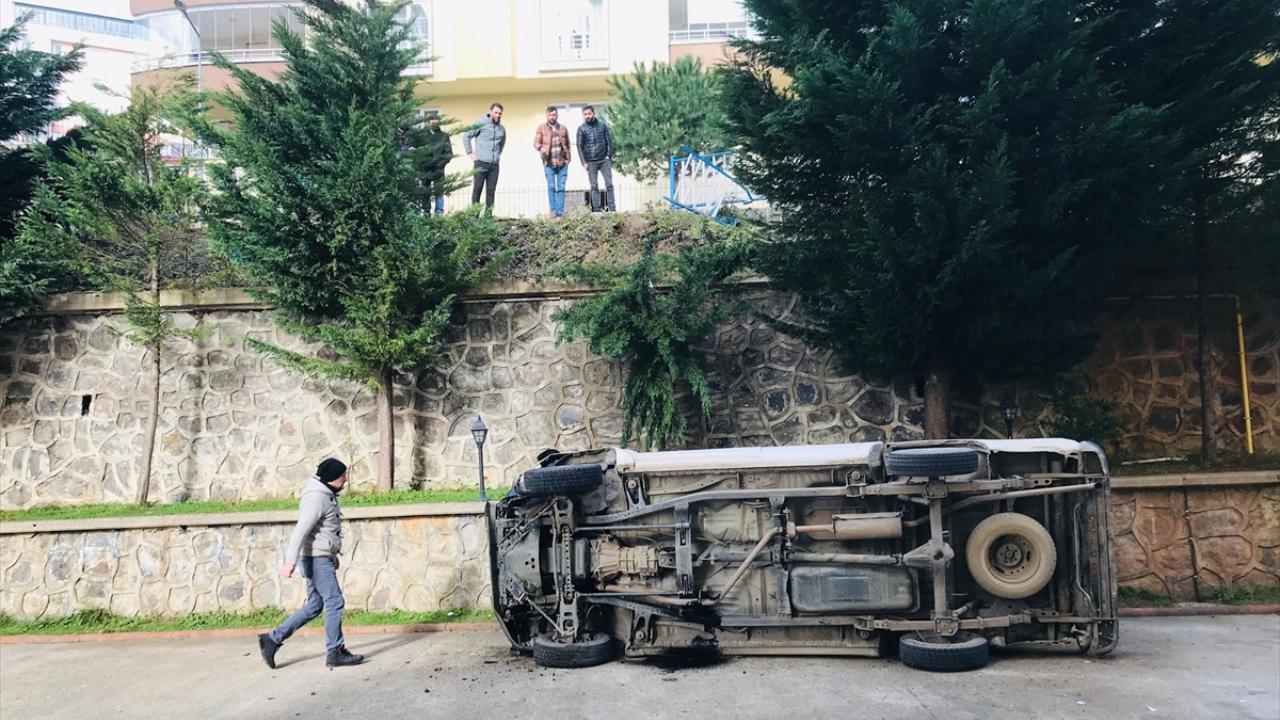 Trabzon'da kamyonet yoldan site bahçesine düştü: 3 yaralı
