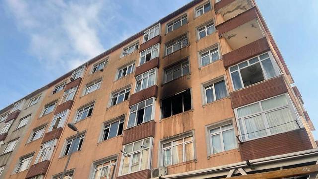 Küçükçekmecede apartmanda yangın: 4 kişi kurtarıldı