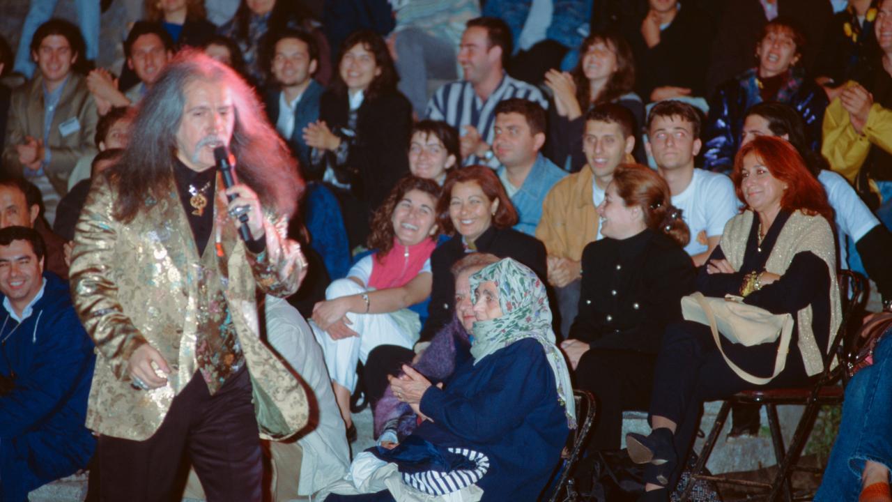 "Baris Mancho" adlı ilk İngilizce albümünü 1976`da yayımladı