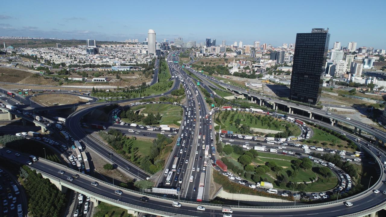 İstanbullu sürücüler fazladan 8 gününü trafikte geçiriyor