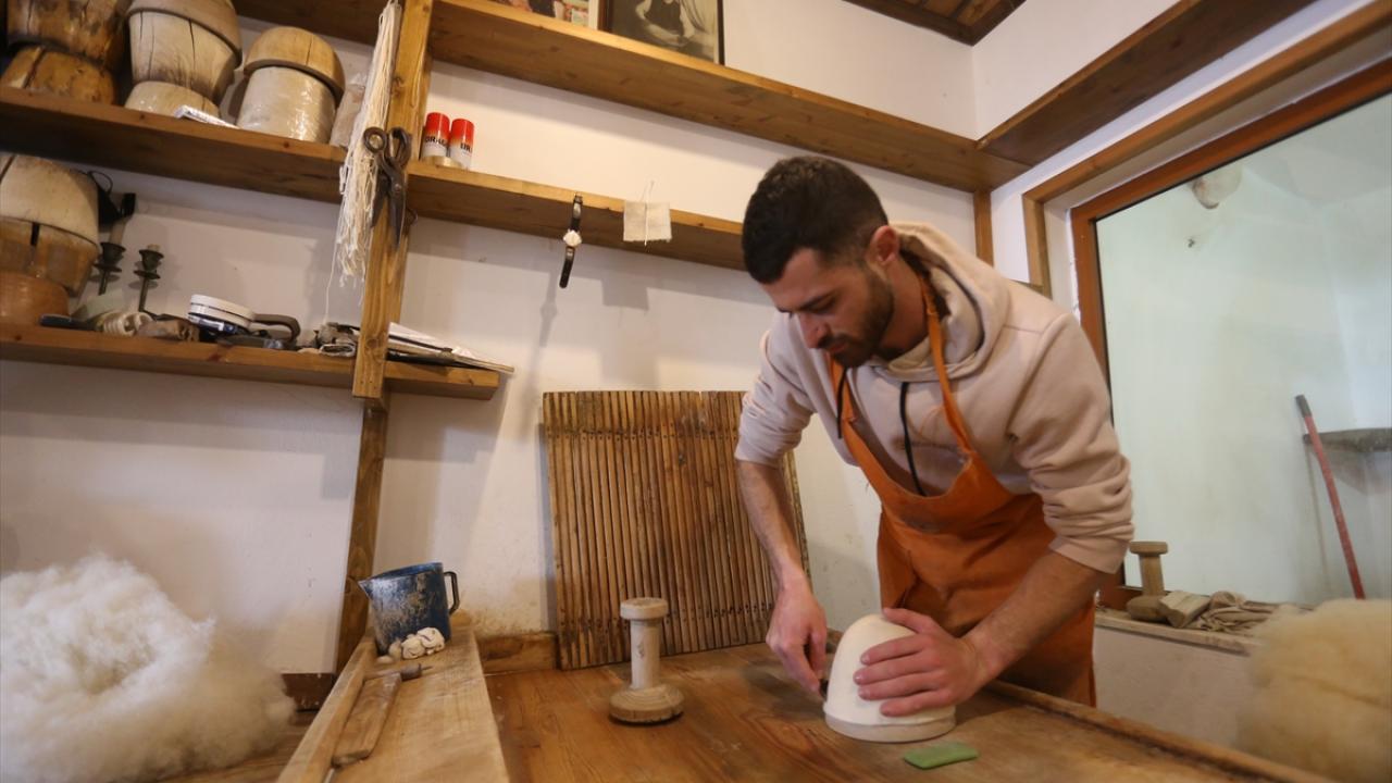 Keçe külahının üretim süreci 10 ila 12 aşamalı