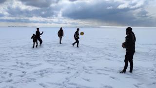 Bitlis'te donan gölde futbol keyfi
