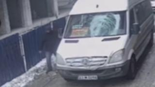 Seyir halindeki minibüsün üzerine buz kütlesi düştü