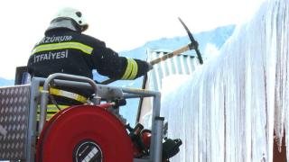 Erzurum'da tehlike oluşturan buz sarkıtları temizleniyor