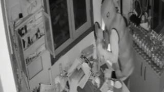 Amatör futbolcu eski kulübünü soydu