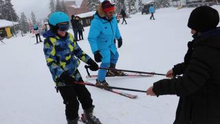 Karın temizlenmesini istemeyen çocuklar kayak merkezine götürüldü