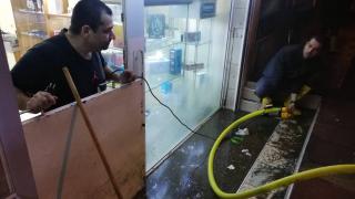 İzmir’i sağanak vurdu: Ev ve iş yerlerini su bastı, yol çöktü