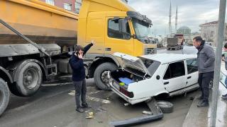 Hafriyat kamyonu otomobile çarptı, yaya ölümden döndü