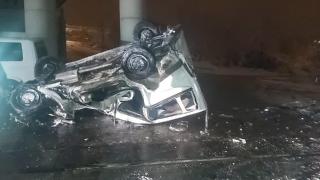 Trenin çarptığı minibüsten son anda kurtuldu