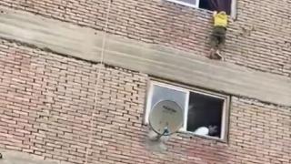 Binadan düşmek üzere olan çocuk son anda kurtarıldı