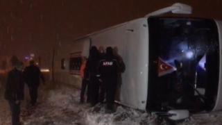 Tokat'ta yolcu otobüsü devrildi: 13 yaralı