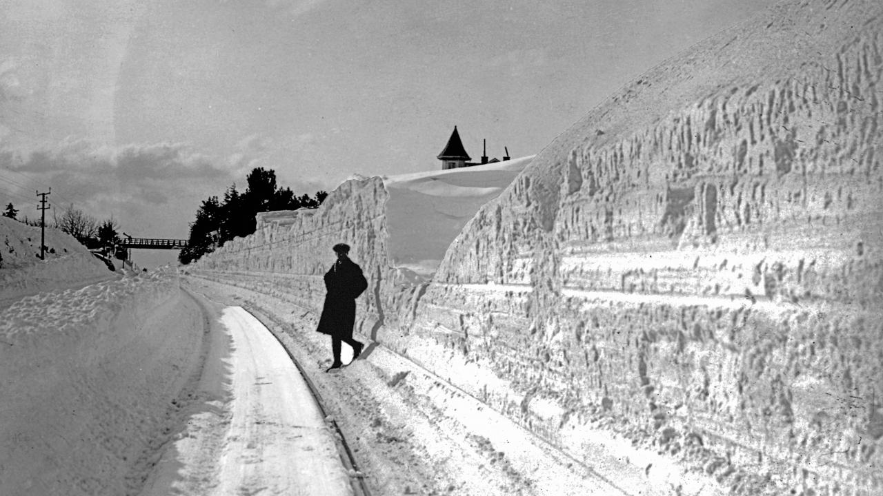 Göztepe Tren İstasyonu civarında karla kaplı tren rayları