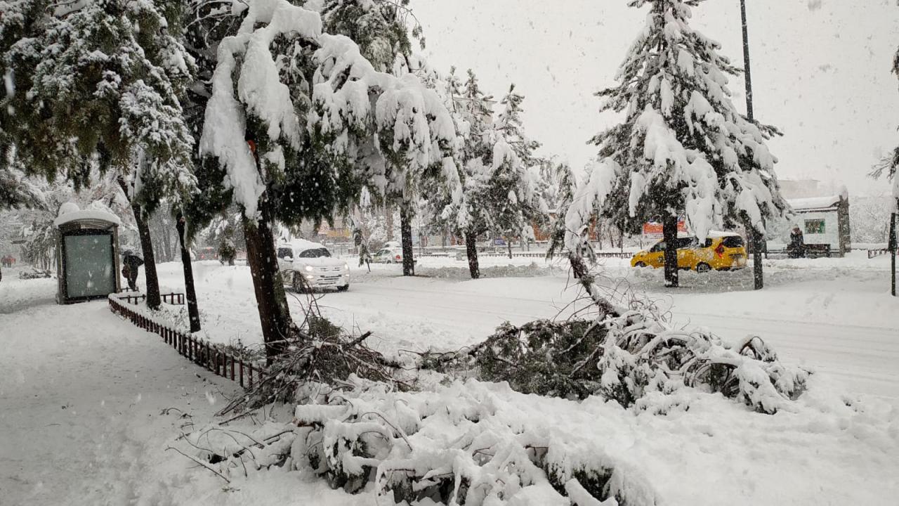 Burdur’da yağmur yerini kara bıraktı