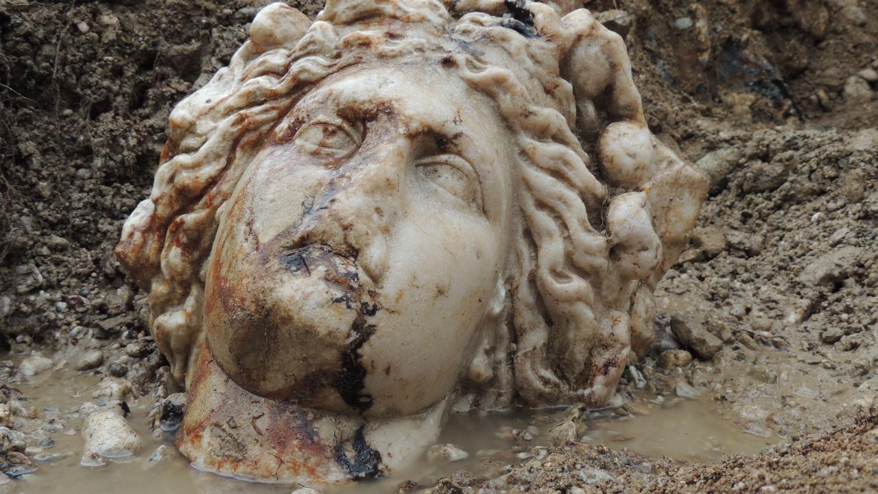 Aizanoi Antik Kenti`nde Afrodit ve Dionysos heykelleri