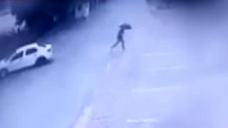 Antalya'da bir kişi yolda yürürken yakınına yıldırım düştü