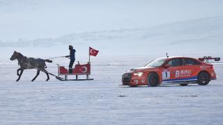 Çıldır Gölü'nde spor araçlar atlı kızakla yarıştı