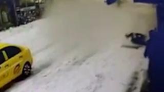 Çatıda biriken kar kütlesi üzerine düştü