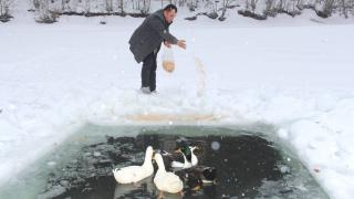 Ördekler için Boraboy Gölü'nün yüzeyindeki buzu kestiler