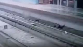 Telefonuyla oynarken raylara düştü