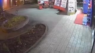 İstanbul'da yol çöktü, adam çukura düştü