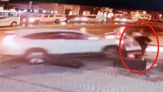 Motokurye, cipin altında kalmaktan saniyelerle kurtuldu: O anlar kamerada