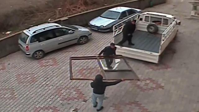 Nakliye aracı kiralayıp alüminyum çerçeve çaldılar - Son Dakika Haberleri