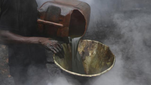 Nijeryada petrol hırsızlığı ülkeyi 1,4 milyar dolar zarara soktu