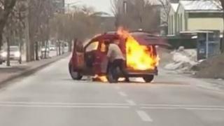 Eşine sinirlendi, aracı benzin döküp yaktı