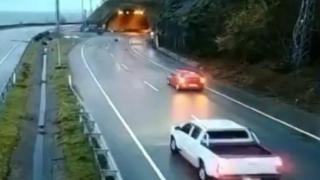 Yola düşen kayalardan otomobil son anda kurtuldu