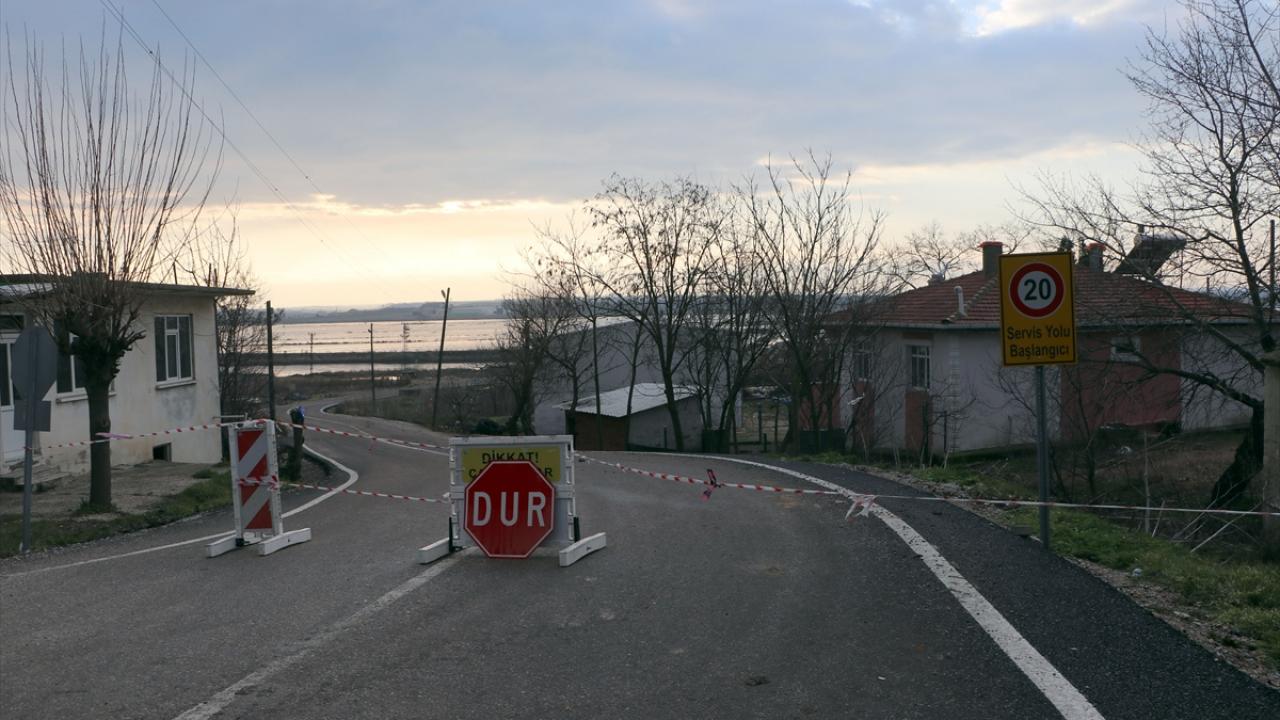 Köy yolları trafiğe kapatıldı, sarı alarm verildi
