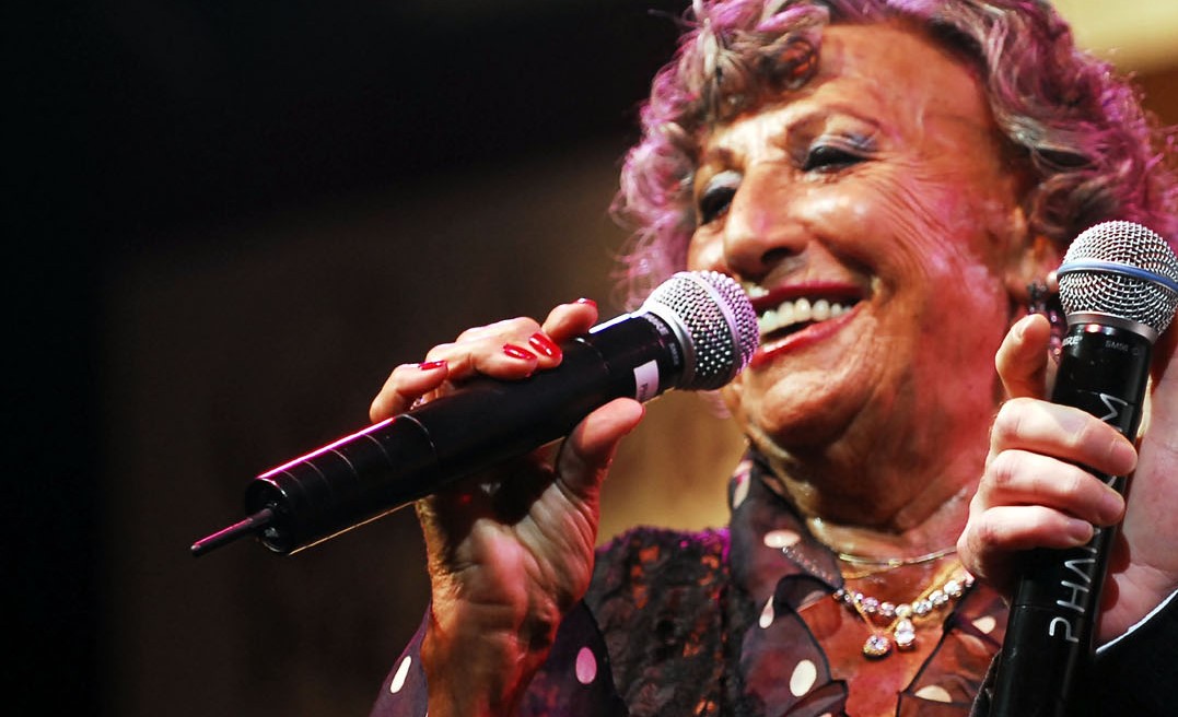 Kamera karşısına geçen ilk şarkıcı