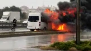 Turist taşıyan minibüs alev alev yandı